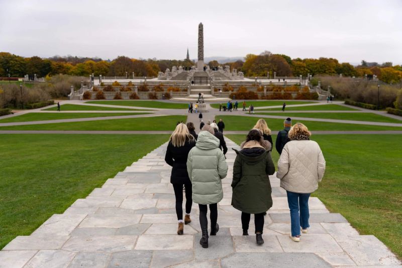 Group-of-people-going-towards-the-Monolith-in-the-Vigeland-Park-Maverix-Visit-Norway-scaled