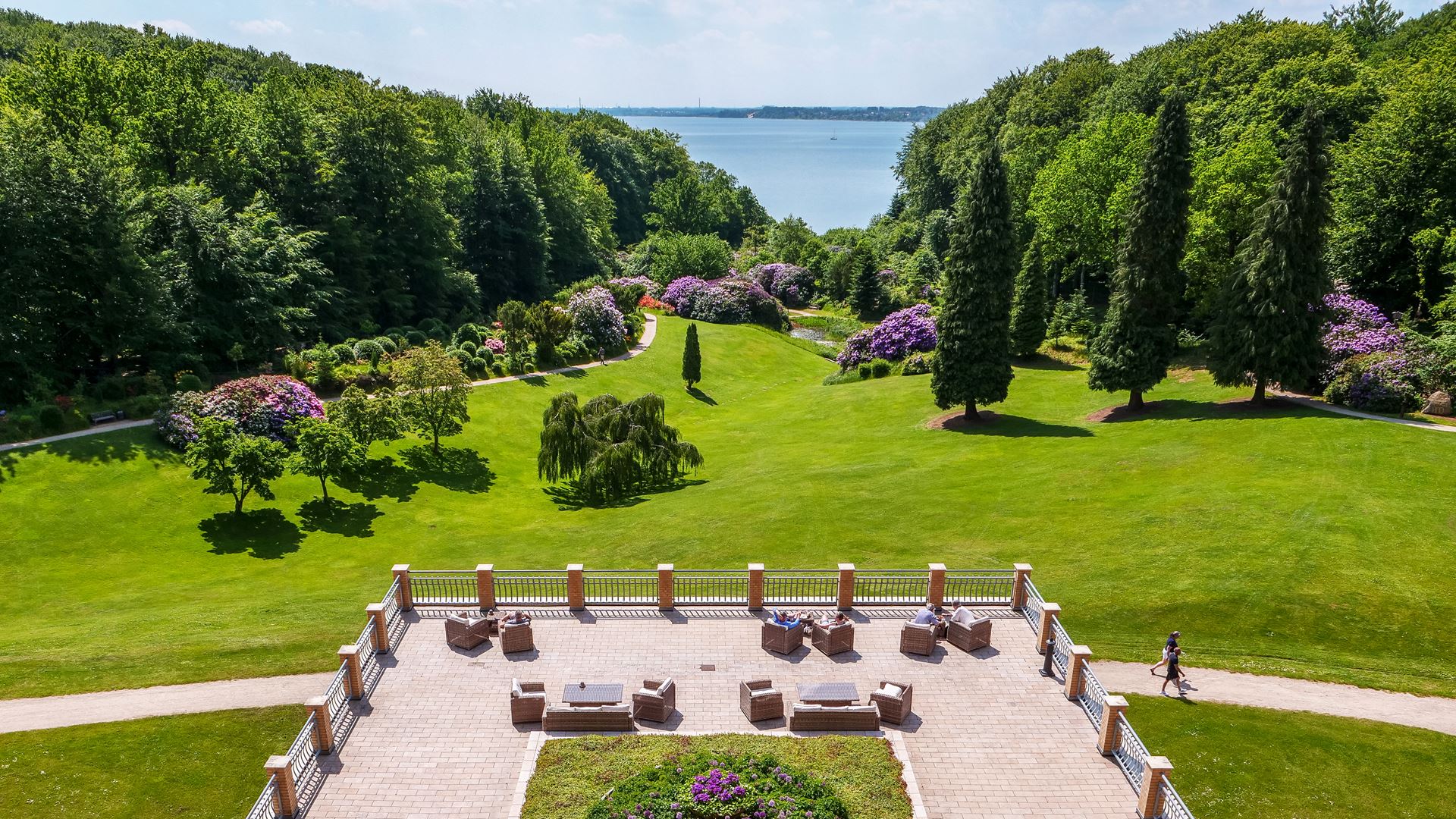 hotel-vejlefjord-udsigt-over-park-og-terrasse