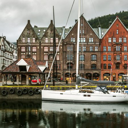 Bergen, un antico edificio del 1904 affacciato sul porto turistico